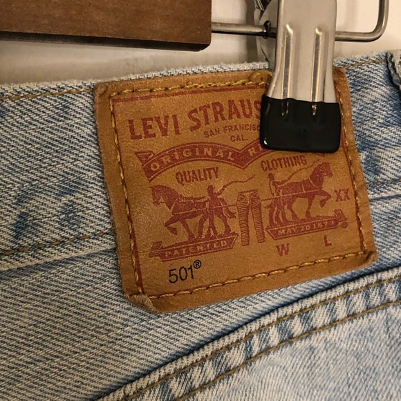 Levi’s Blue denim distressed shorts button fly Sz 28 raw hem Daisy Duke summer - Picture 8 of 9